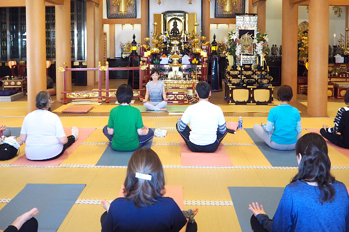 東漸寺ヨガの様子